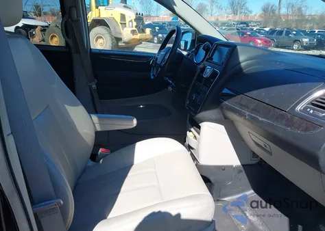 2016 Chrysler Town & Country Touring-L z USA, uszkodzony, nr VIN 2C4RC1CG0GR283271